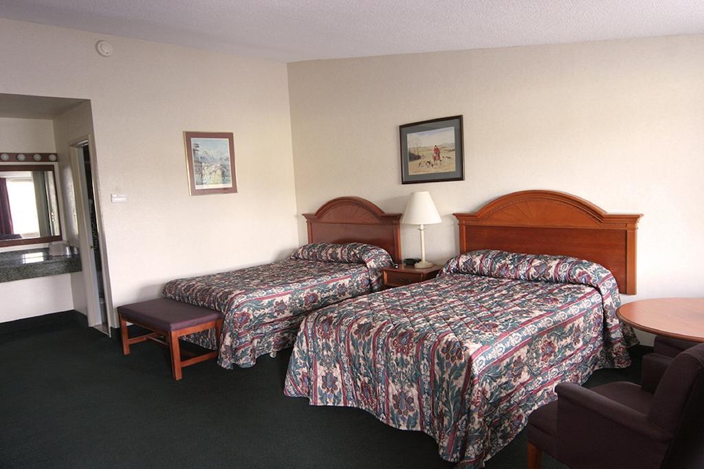 Landmark Motor Inn Glens Falls Room photo