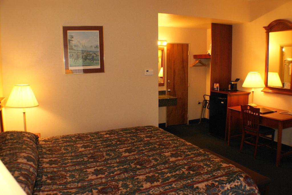 Landmark Motor Inn Glens Falls Room photo