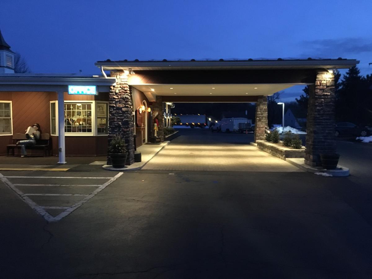 Landmark Motor Inn Glens Falls Exterior photo