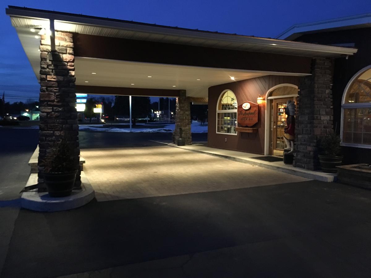 Landmark Motor Inn Glens Falls Exterior photo