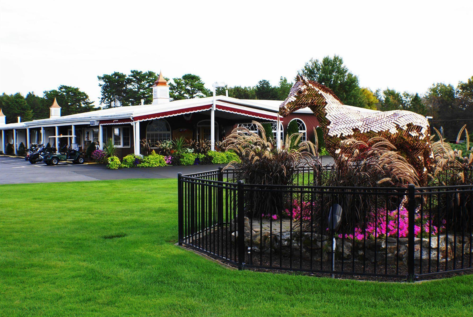 Landmark Motor Inn Glens Falls Exterior photo