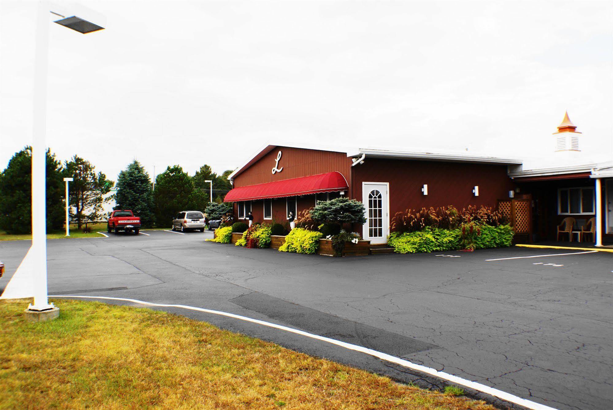 Landmark Motor Inn Glens Falls Exterior photo